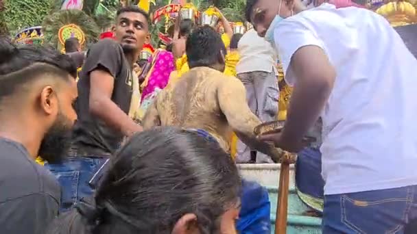 Tamil Hindular Thaipusam Gümüş Sürahi Süt Taşıyarak Tapınağın Merdivenlerinden Çıkıyorlar — Stok video