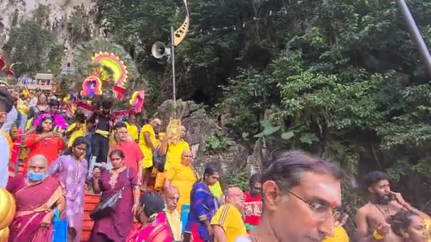 Тамільські Індуси Каваді Йдуть Сходах Храму Муруган Тайпусам — стокове відео