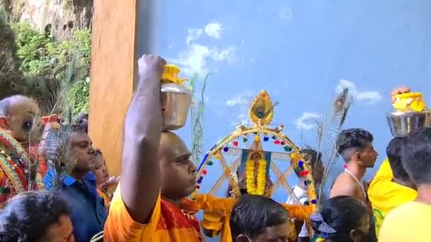 Traditionell Kavadi Bärs Hinduer Murugan Tempel Batu Grottor — Stockvideo