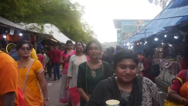 Mujeres Hindúes Asiáticas Caminando Fuera Del Templo Murugan Malasia — Vídeos de Stock