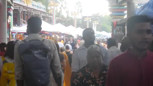 Południowo Indyjscy Wielbiciele Hinduizmu Spacerujący Rynku Jaskiń Batu — Wideo stockowe
