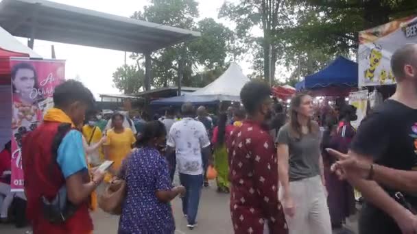 Hombres Mujeres Hindúes Del Sur India Caminando Mercado Cuevas Batu — Vídeo de stock