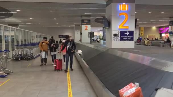 Een Groep Mensen Met Bagage Lopen Buurt Van Luchthaven Transportband — Stockvideo