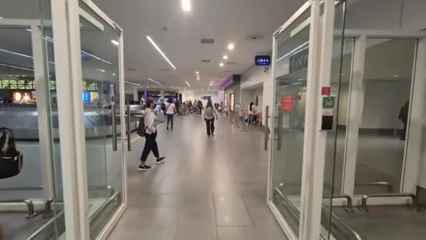 Hombre Que Entra Terminal Del Aeropuerto Kulala Lumpur Malasia — Vídeos de Stock