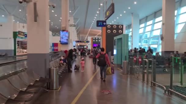 Homme Chemise Rose Marchant Avec Deux Sacs Intérieur Terminal Aéroport — Video
