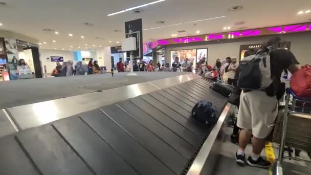 Een Man Die Zijn Koffer Een Bagagekarretje Legt — Stockvideo