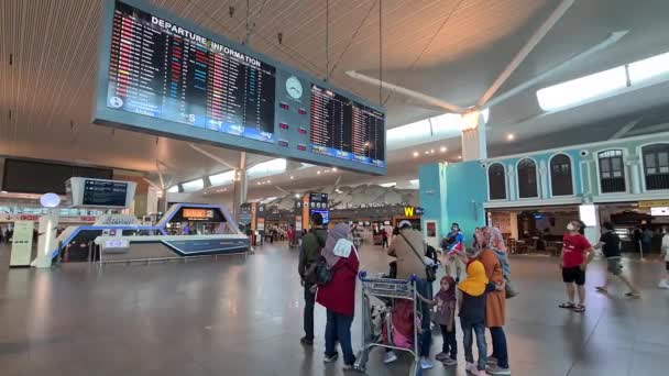 Aziatische Familie Wacht Terminal Van Luchthaven Maleisië — Stockvideo
