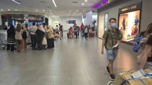 Řada Asijských Žen Mužů Cestuje Letišti Malajsii — Stock video