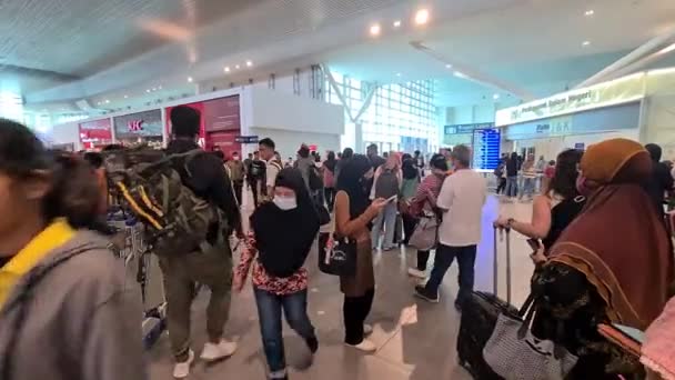 马来西亚Kl机场候机楼内的亚洲男子和妇女 — 图库视频影像