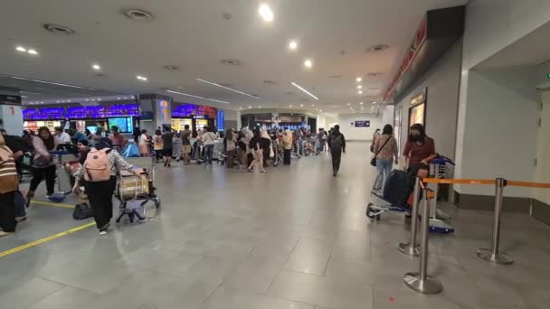 Viajeros Asiáticos Recogiendo Equipaje Cinta Transportadora Del Aeropuerto — Vídeos de Stock