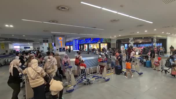 Groep Vrouwen Met Sjaals Wachtend Bagage Carrousel Een Luchthaven — Stockvideo