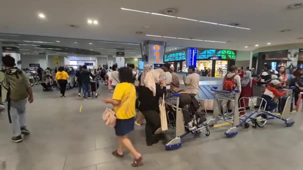 Aeropuerto Internacional Kuala Lumpur Lleno Pasajeros — Vídeos de Stock