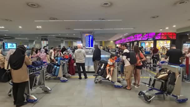 Pasajeros Con Carritos Esperando Sus Maletas Aeropuerto — Vídeos de Stock
