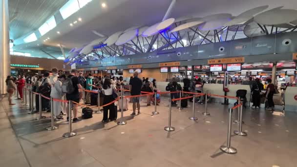 排队等候机场内登机证的人 — 图库视频影像