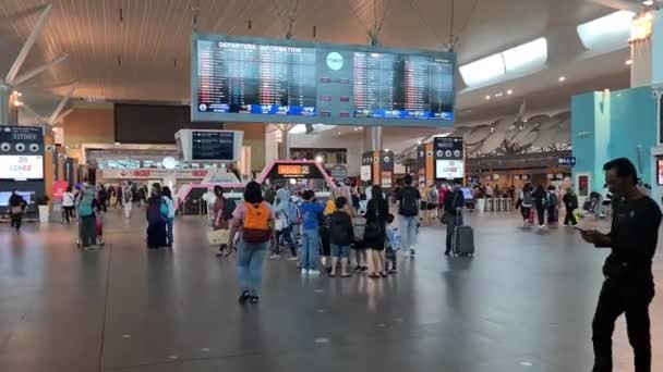 Reizigers Die Kuala Lumpur International Airport Wandelen — Stockvideo