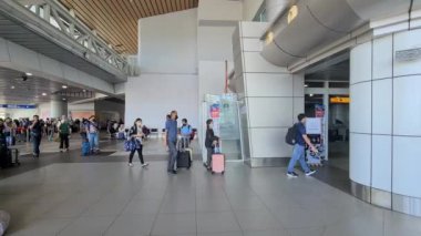 Kota Kinabalu havaalanında bekleyen ve gezen insanların içeriden görünüşü