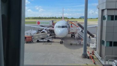 İnsanlar indikten sonra otobüsten iniyorlar.