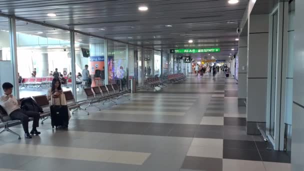 Hombre Mujeres Asiáticos Sentados Sillas Aeropuerto Sala Espera — Vídeos de Stock
