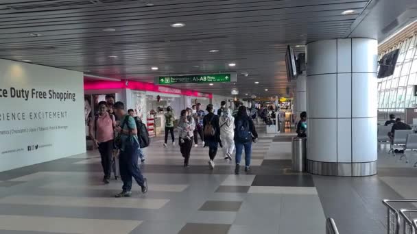 Азиатские Мужчины Женщины Путешествующие Международном Аэропорту Малайзии — стоковое видео