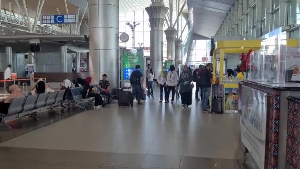 Aziatische Passagiers Zitten Lopen Een Wachtruimte Luchthaven — Stockvideo