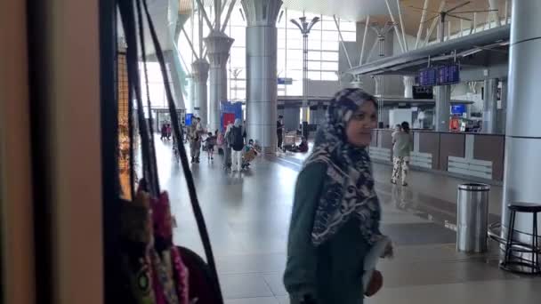 亚洲人白天在机场游荡 — 图库视频影像