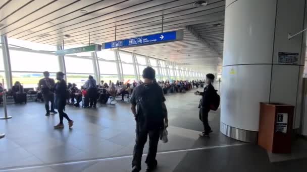 Pasajeros Asiáticos Esperando Con Sus Maletas Salón Del Aeropuerto Malasia — Vídeos de Stock