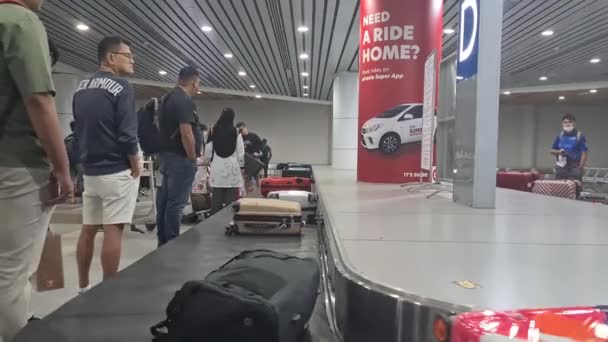 Aziatische Mensen Wachten Bagage Bij Bagage Vordering Gebied Luchthaven — Stockvideo