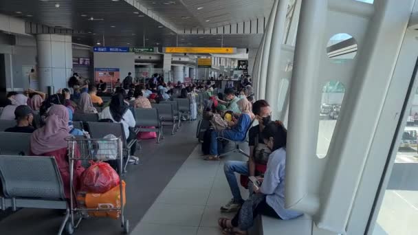 在马来西亚机场候机室等行李的亚洲人 — 图库视频影像