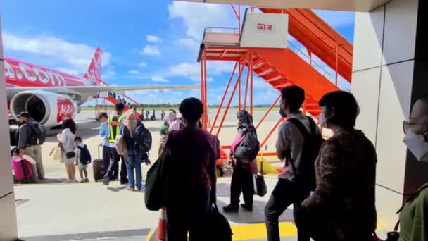 Viajeros Asiáticos Pie Una Cola Pista Para Entrar Avión — Vídeos de Stock
