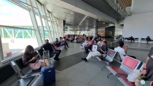 Aziatische Reizigers Zitten Met Hun Tassen Luchthavenlounge Maleisië — Stockvideo