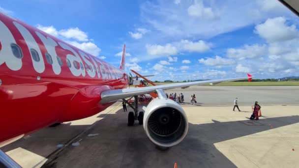 Avion Géant Air Asia Rouge Blanc Sur Piste Par Une — Video