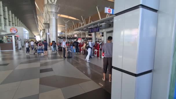 Passagiers Die Zelf Inchecken Luchthaven Voordat Instappen — Stockvideo