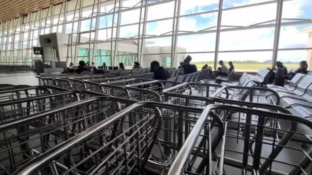 Bagage Trolleys Wachtruimte Een Luchthaven Maleisië — Stockvideo