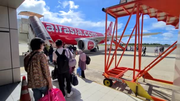 Passagers Sur Une Piste Qui Pénètrent Dans Airbus Par Beau — Video