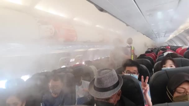Passagiers Een Vliegtuigcabine Gevuld Met Mist — Stockvideo
