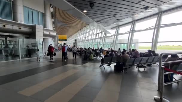 Cestující Sedí Chodí Mezinárodní Letiště Kota Kinabalu Malajsii — Stock video