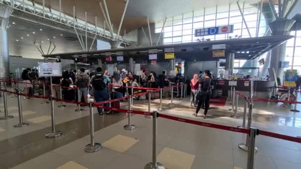 在机场候机楼排队的乘客 — 图库视频影像