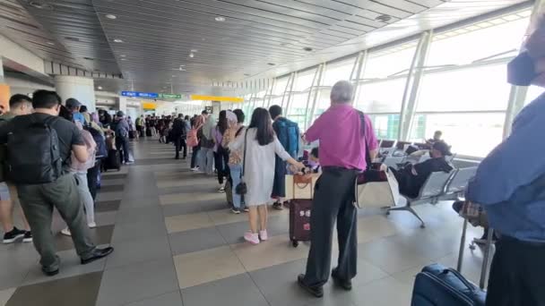 科塔基纳巴卢国际机场排队等候航班的乘客 — 图库视频影像