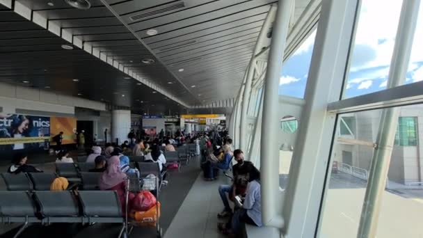 Personas Sentadas Una Sala Espera Aeropuerto Malasia — Vídeos de Stock