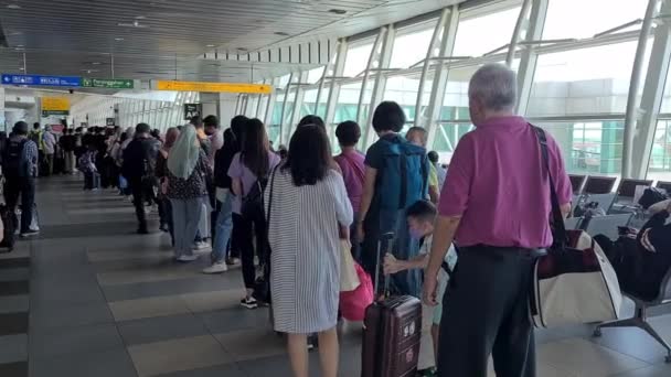 Passagiers Rij Voor Veiligheidscontrole Luchthaven Van Kota Kinabal — Stockvideo