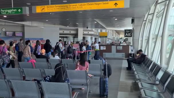 Мандрівники Чекають Черзі Внутрішні Рейси Малайзійському Аеропорту — стокове відео