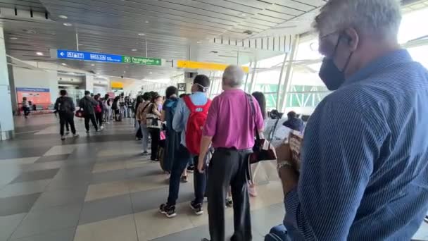 在Kota Kinabalu国际机场排队等候办理登机手续的旅客 — 图库视频影像
