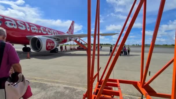 Voyageurs Marchant Intérieur Airbus Air Asia Par Escalier — Video