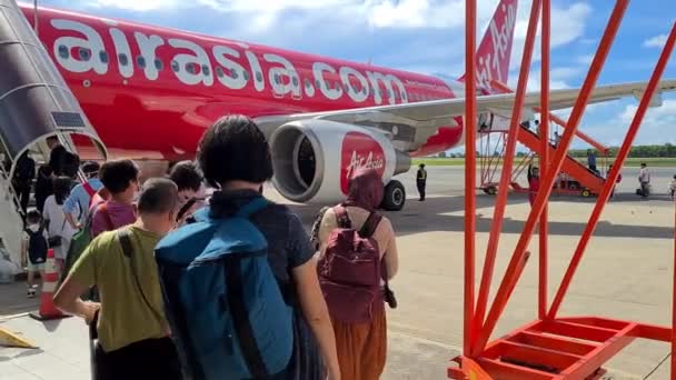 Путешественники Поднимаются Airbus Посадочной Лестнице Взлетно Посадочной Полосе — стоковое видео