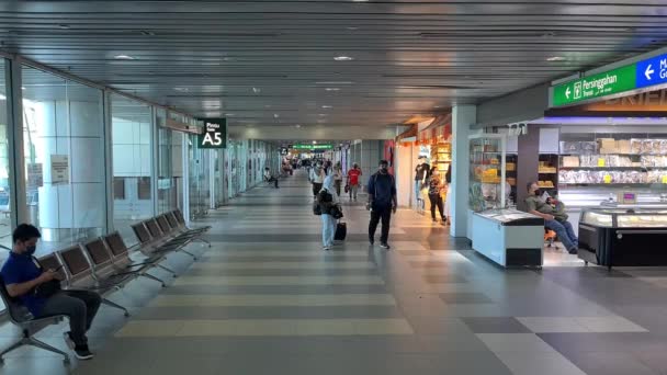 Mulheres Com Cachecol Homens Andando Dentro Aeroporto Malásia — Vídeo de Stock