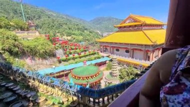 Yeşilliklerle çevrili Kek Lok tapınağının güzel manzarası.