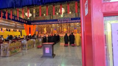 Siyah elbiseli fanatikler Keklok tapınağında dua etmek için toplandılar.