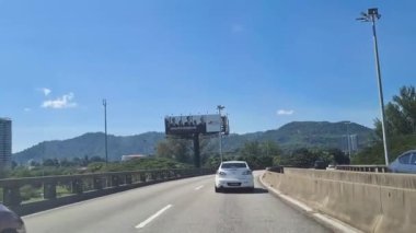 Güneşli bir günde hareket halindeki bir arabanın pencere manzarası