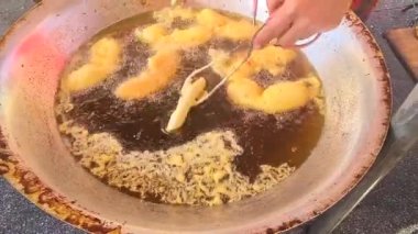 Lezzetli bir adam kızgın yağda kızarmış börek