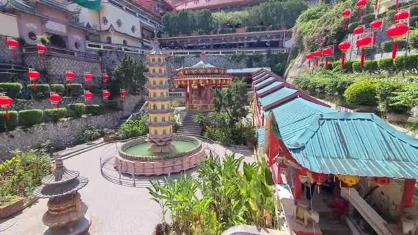 Όμορφη Εξωτερική Του Ναού Kek Lok Περιβάλλεται Από Πράσινο Κατά — Αρχείο Βίντεο